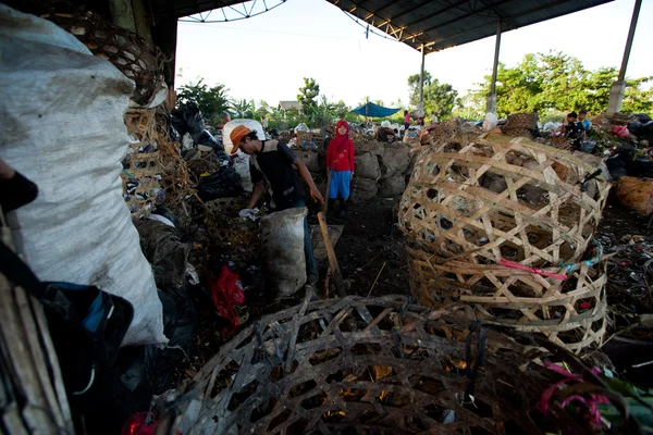 BALI, INDONÉSIA 11 DE ABRIL: Pobre da ilha de Java trabalhando em uma escavação na lixeira em 11 de abril de 2012 em Bali, Indonésia. Bali produziu diariamente 10.000 metros cúbicos de resíduos . — Fotografia de Stock